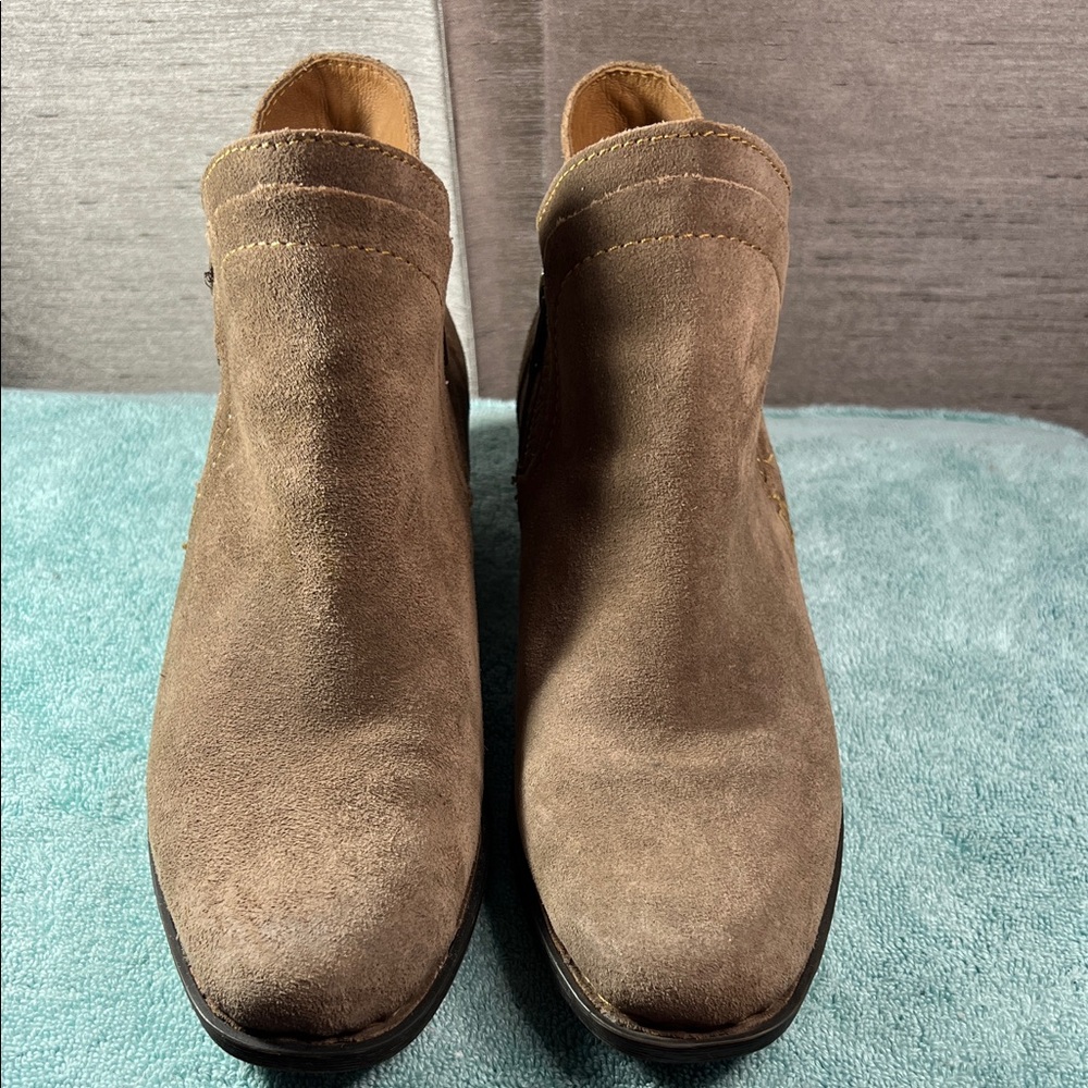 Born Malta II Women’s Taupe Suede distressed ankle Bootie’s Sz.8 1/2